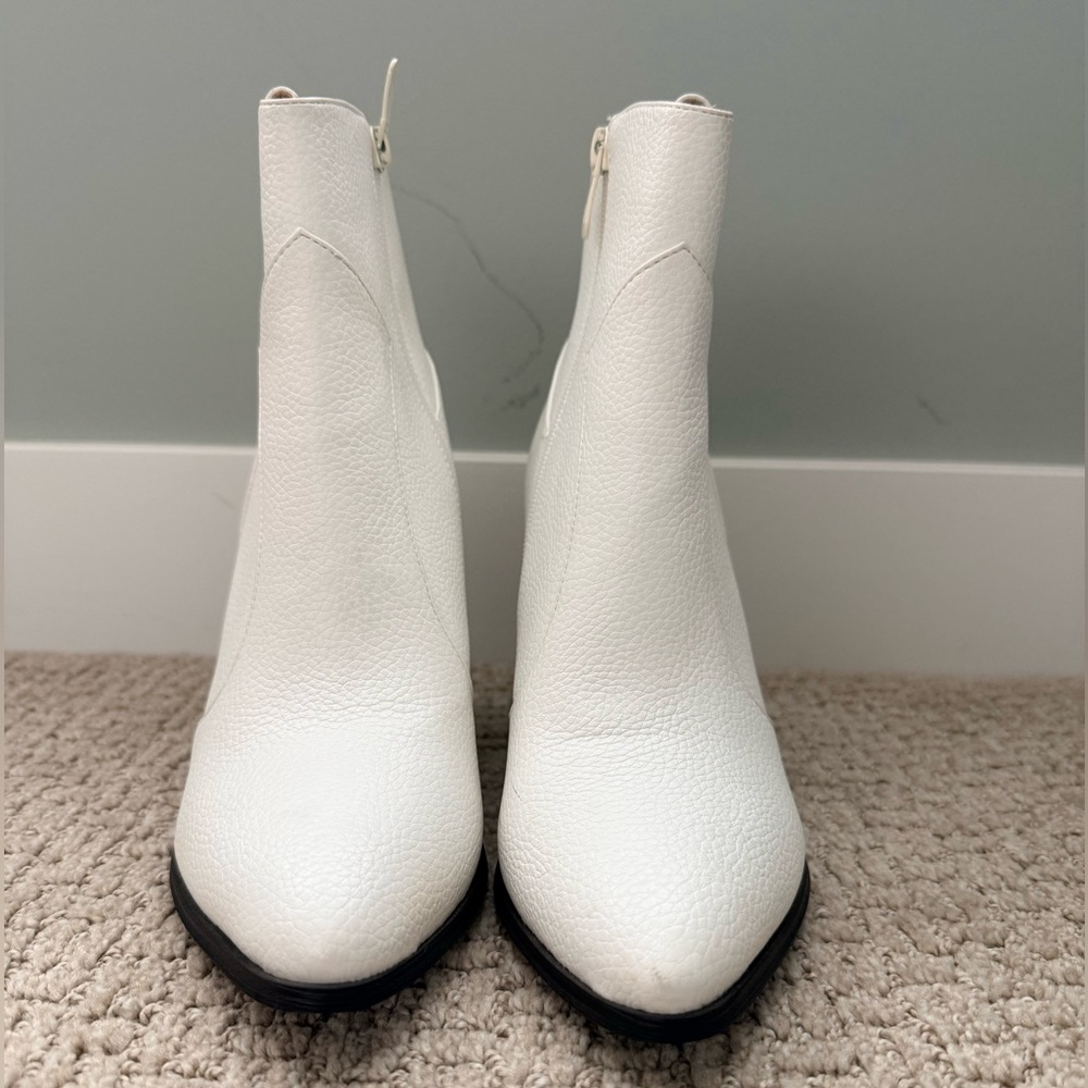 PrettyLittleThing White Textured Ankle Boots with Black Block Heel - Picture 2 of 6
